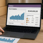 Tableau de bord de valorisation stock Odoo affiché sur un ordinateur portable avec indicateurs de coût unitaire et stock en temps réel